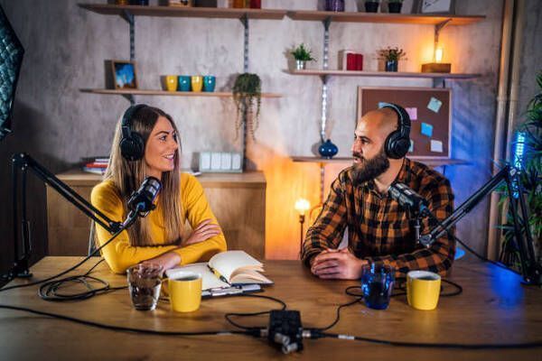 personas haciendo un podcast