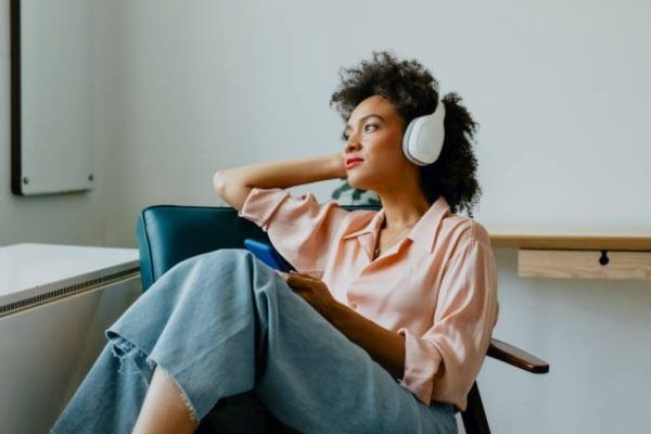 mujer escuchando podcast