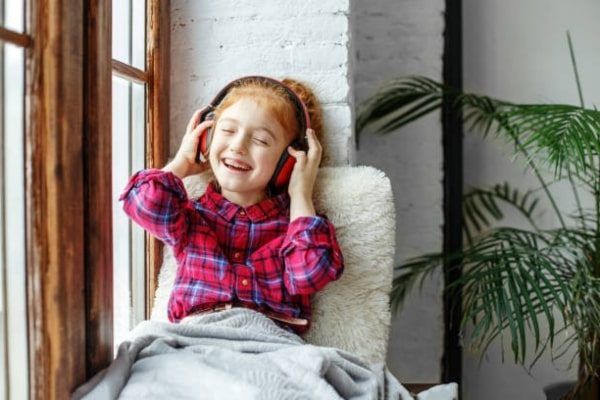 niña escuchando podcast