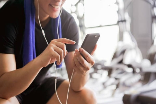 hombre gym auriculares